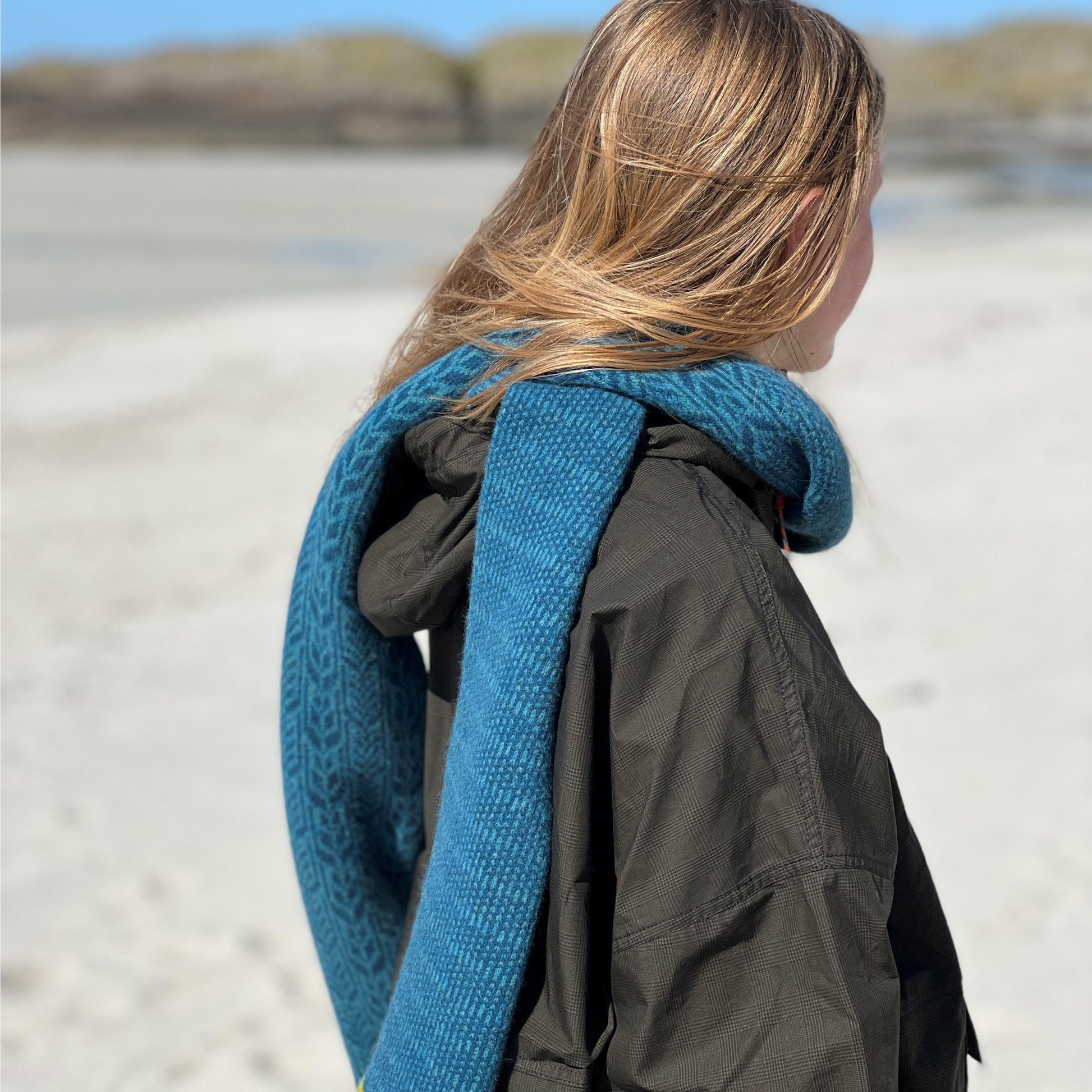 The Treshnish Windsmock is made from a lightweight 100% Organic Cotton made by Halley Stevensons of Dundee.  The colour here is Forest Night.  This coat is windproof and  showerproof but not waterproof in heavy rain.