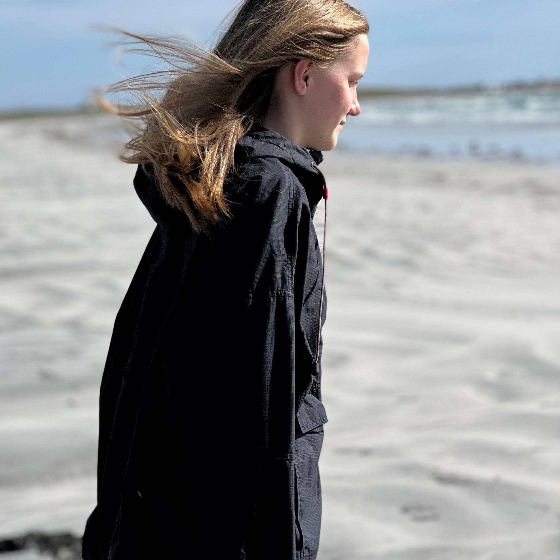 The Treshnish Windsmock is made from a lightweight 100% Organic Cotton made by Halley Stevensons of Dundee.  The colour here is Vulkan blue.  This coat is windproof and  showerproof but not waterproof in heavy rain.