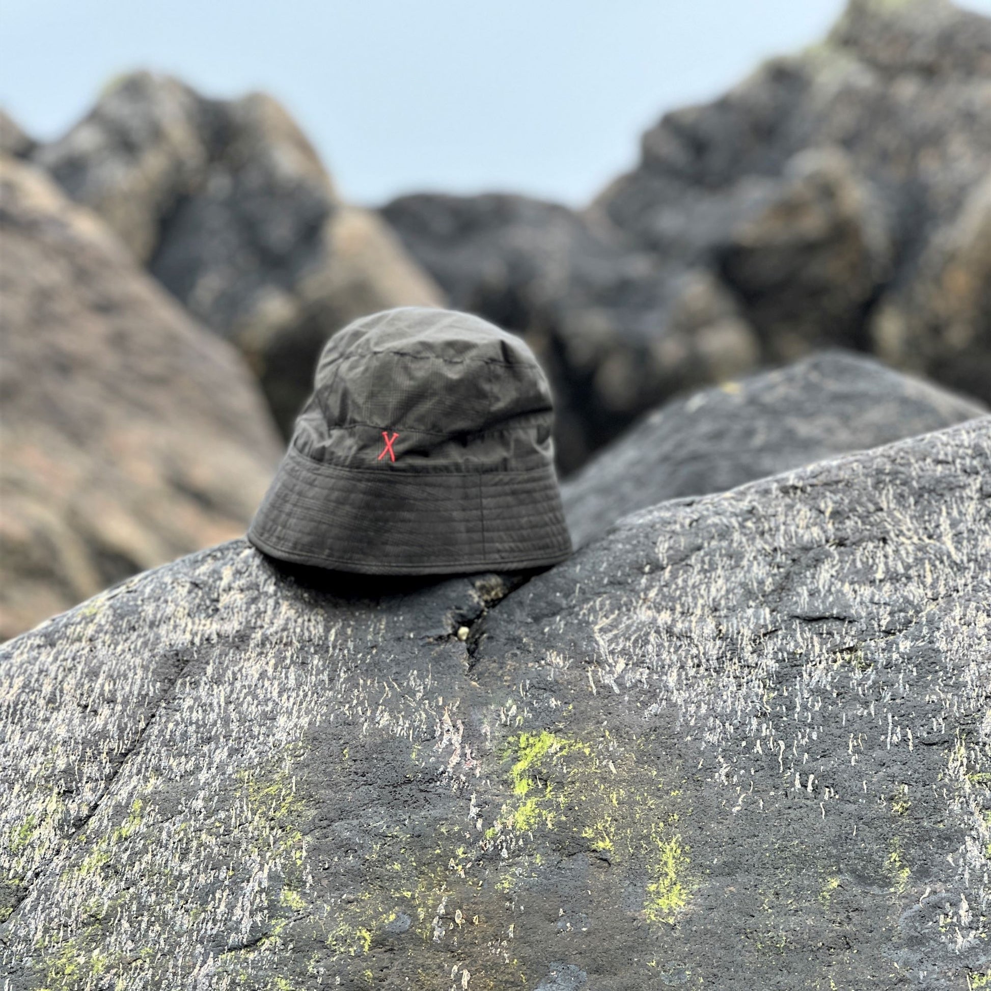 A versatile all weather bucket hat made entirely from super-lightweight, Halley Stevensons 100% organic cotton fabric in "Prince of Wales" design. The fabric is sanforised 100% Organic Cotton.